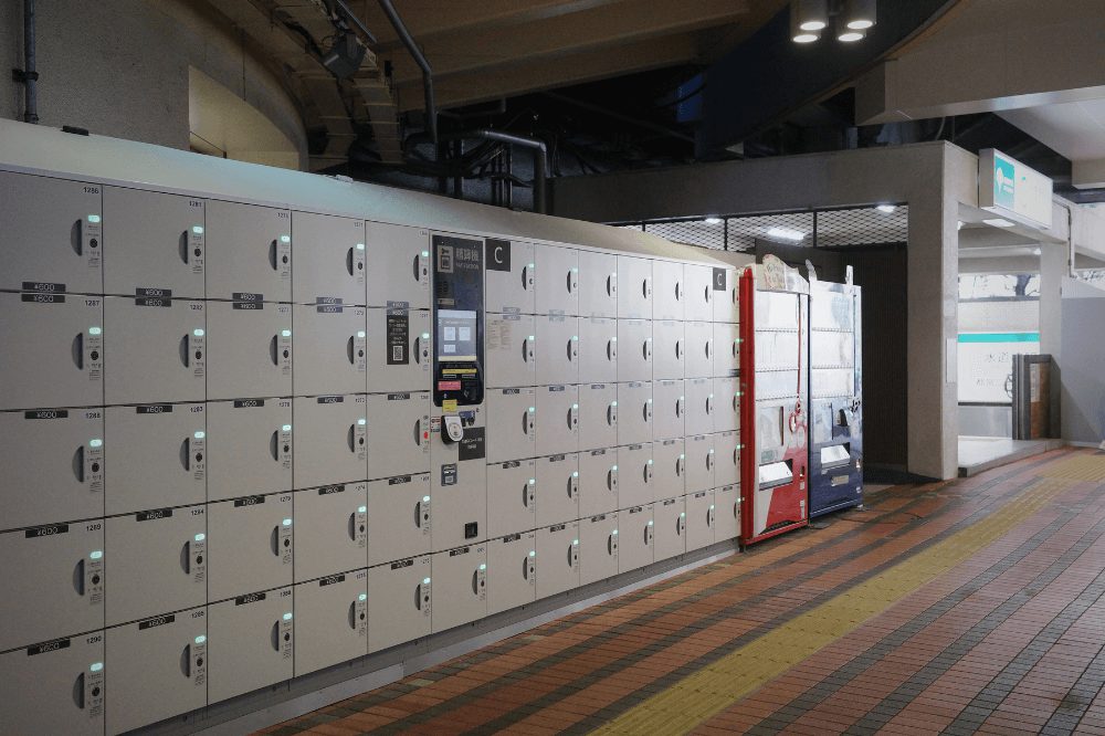 如果前往東京巨蛋有同樣困擾的讀者，可以選擇搭地鐵到水道橋駅，東京巨蛋的出口出來以及東京巨蛋城聯通口兩處都有許多行李置物櫃